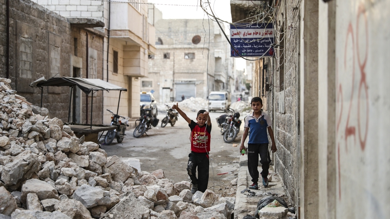 DAEŞ`in yaptığı tahribatın izlerini taşıyan şehirde, çocuklar, hasar görmüş binaların yıkıntıları arasında oyun oynuyor.