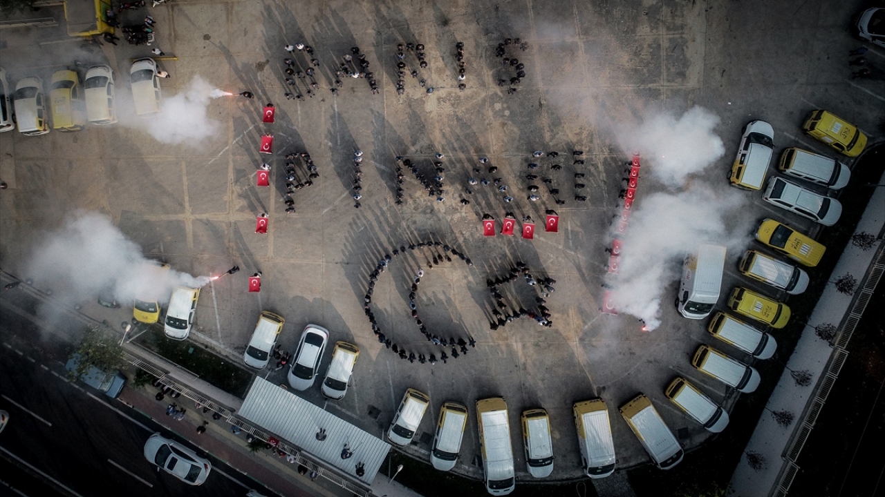 Harekat dolayısıyla ülke genelinde etkinlikler düzenlendiğini ifade eden Aydeğer, "Biz de Mehmetçiğe desteğimizi böyle göstermek istedik. Bu koreografi için iki gün önceden hazırlandık." diye konuştu.