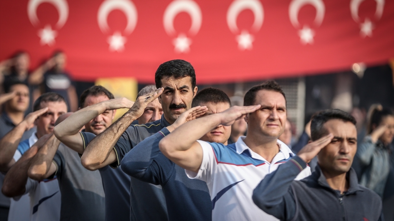 PTT Bursa Başmüdür Vekili Hüseyin Salman, gazetecilere yaptığı açıklamada, kurum çalışanları olarak Mehmetçiğin yanında olduklarını söyledi.