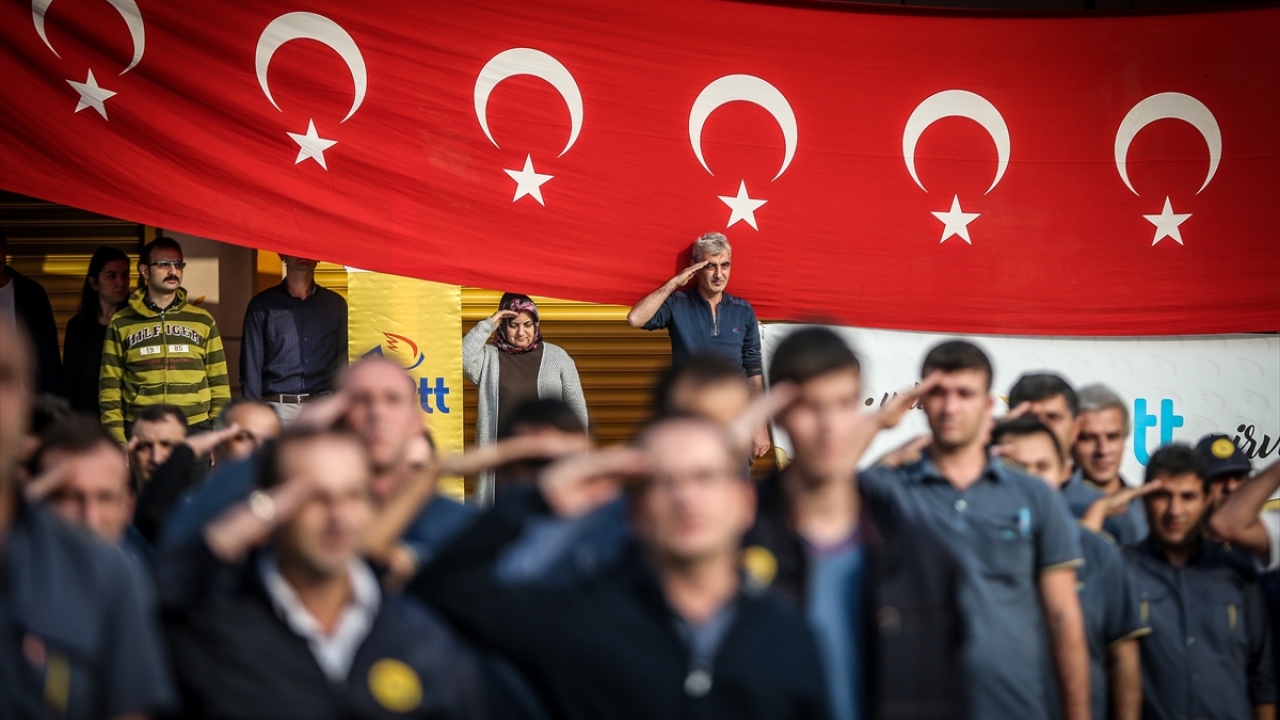 Kurum çalışanlarından Ali Osman Aydeğer de şehitlere Allah`tan rahmet diledi.