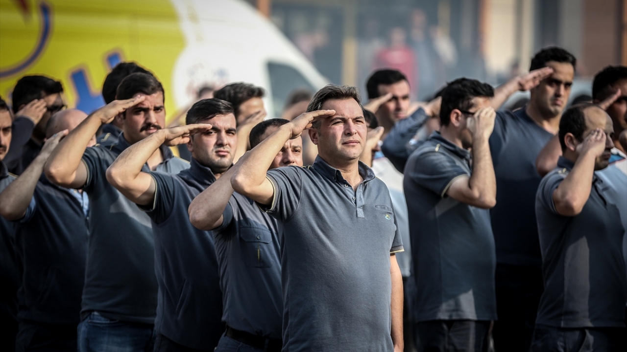 Saygı duruşunda bulunup İstiklal Marşı`nı okuyan katılımcılar, etkinliğin sonunda asker selamı verdi.