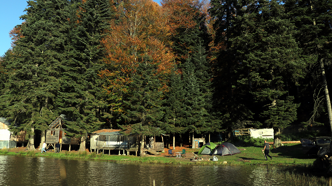 Sonbahar renklerini en güzel şekilde izlemek isteyenler, yaylalara gelerek doğanın tadını çıkarıyor. 