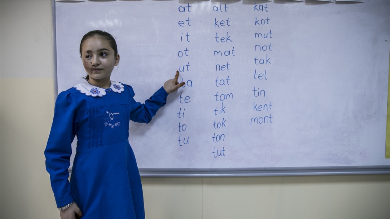 Baba Mahmud Kifretune, yaptığı açıklamada, 1,5 yıl önce Beşşar Esed rejiminin Serakib ilçesine düzenlediği saldırıda varil bombasının evlerine isabet etmesi sonucu hayatlarının altüst olduğunu söyledi.