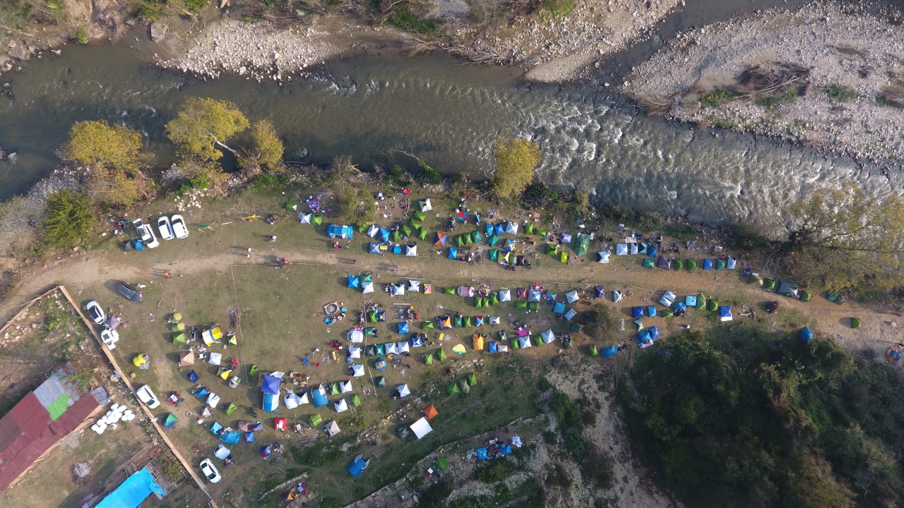 Sosyal medya üzerinden haberleşerek "Sel Bölgesine Destek" sloganıyla Türkiye`nin dört bir yanından Düzce`nin Cumayeri ilçesine gelen yaklaşık 2 bin kişi, kamp kurup, Melen Çayı`nda rafting yaptı.