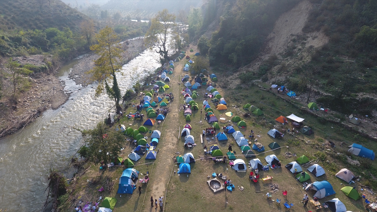 Dokuzdeğirmen Harmankaya mevkisine gelenler, bir işletmecinin gösterdiği alanda çadırlarını kurdu.