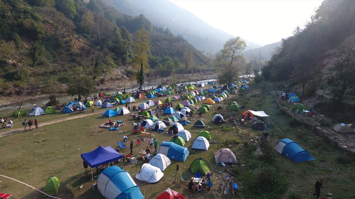 Burada doğal yaşamla iç içe vakit geçiren doğaseverler, daha sonra Melen Çayı`nda 12 kilometrelik zorlu parkurda rafting yapma imkanı buldu.