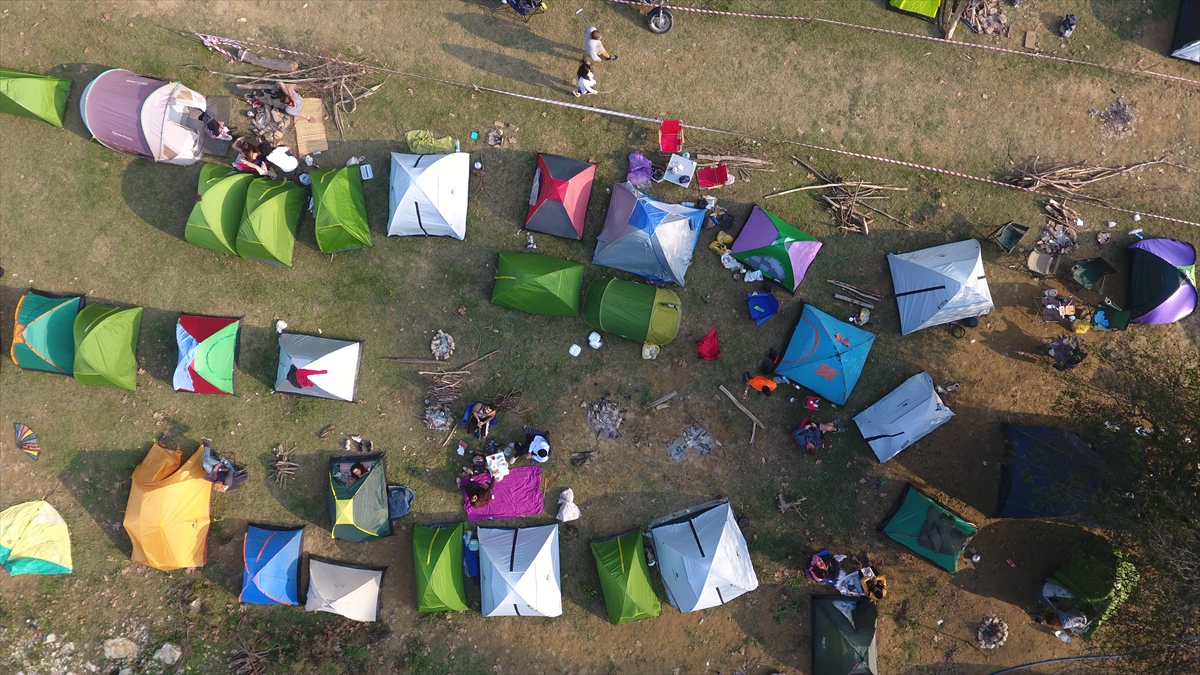 Raftingin yanı sıra zipline ve trekking yapan grup, 2 gün boyunca kamp alanında konaklayacak.