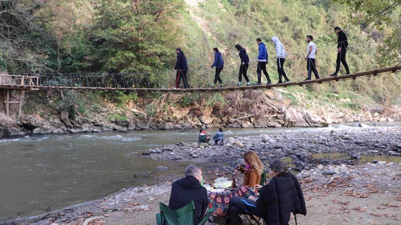 Düzce`nin, Ankara ve İstanbul gibi iki metropol arasında yer aldığına işaret eden Pirdal, "Türkiye`nin her yerinden buraya kamp yapmaya geliyorlar." dedi.
