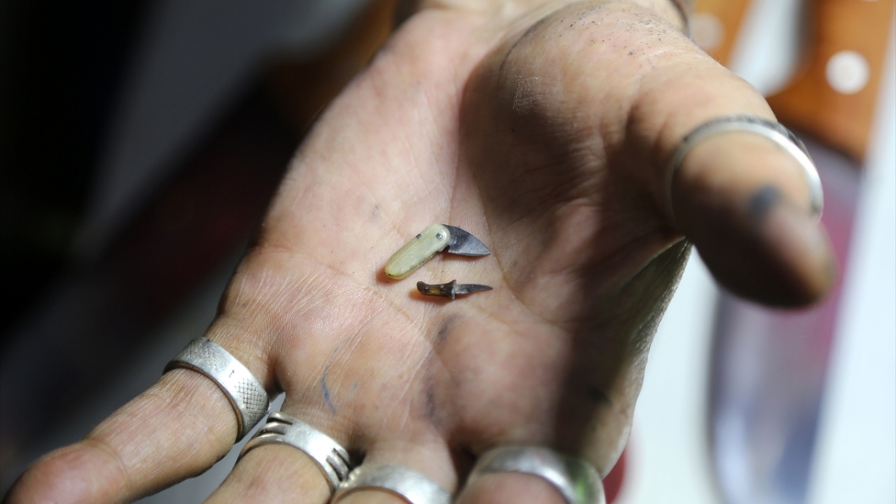 Son olarak 24 yıl önce başladığı bıçak imalatını Sivas`taki küçük atölyesinde sürdüren 8 çocuk babası Erdoğan Güzel, yaptığı açıklamada, zanaatı çocukluğundan beri çok sevdiğini söyledi.