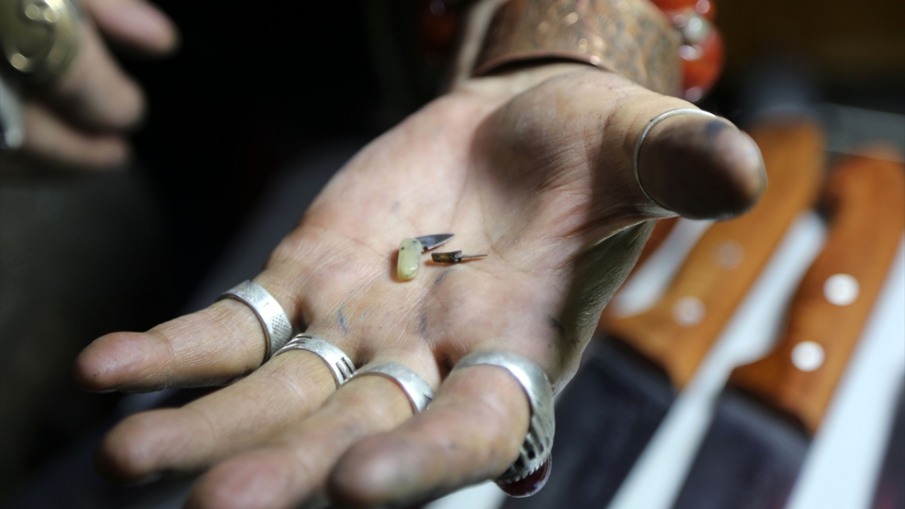 Güzel, minik bıçaklarıyla Guinness Rekorlar Kitabı`na girmek için sponsor desteği beklediğini de ifade etti.