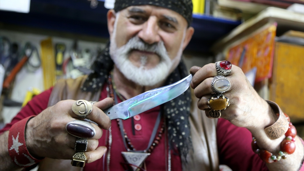 Kendisine "Şirin Baba" diye hitap edilmesinden çok mutlu olduğunu aktaran Güzel, yaptığı özel bıçakları Cumhurbaşkanı Recep Tayyip Erdoğan ile pek çok bürokrata da hediye ettiğini dile getirdi.