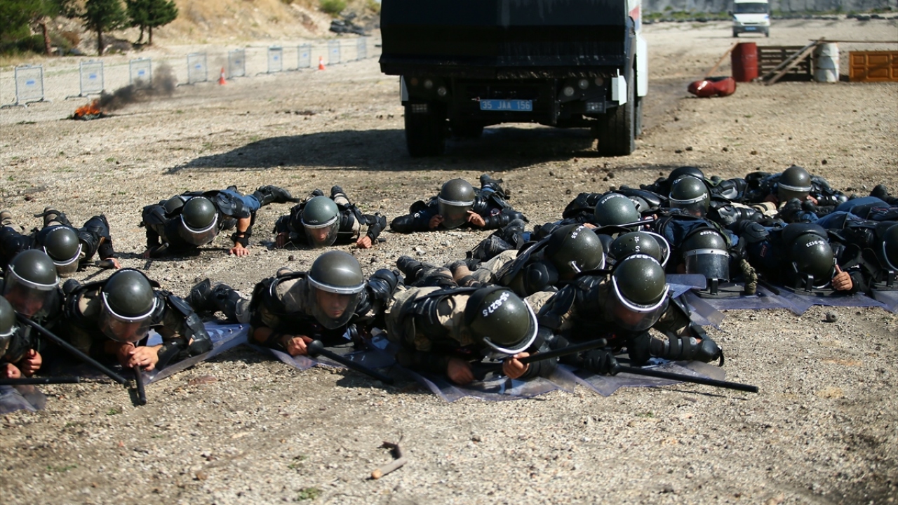 Alanlarında uzman eğitmenler kontrolünde 4 hafta süren kursta Katar polisi, asayiş ve bomba arama köpeklerinin de yer aldığı uygulamalı eğitimlerle Dünya Kupası`na sıkı bir şekilde hazırlandı.