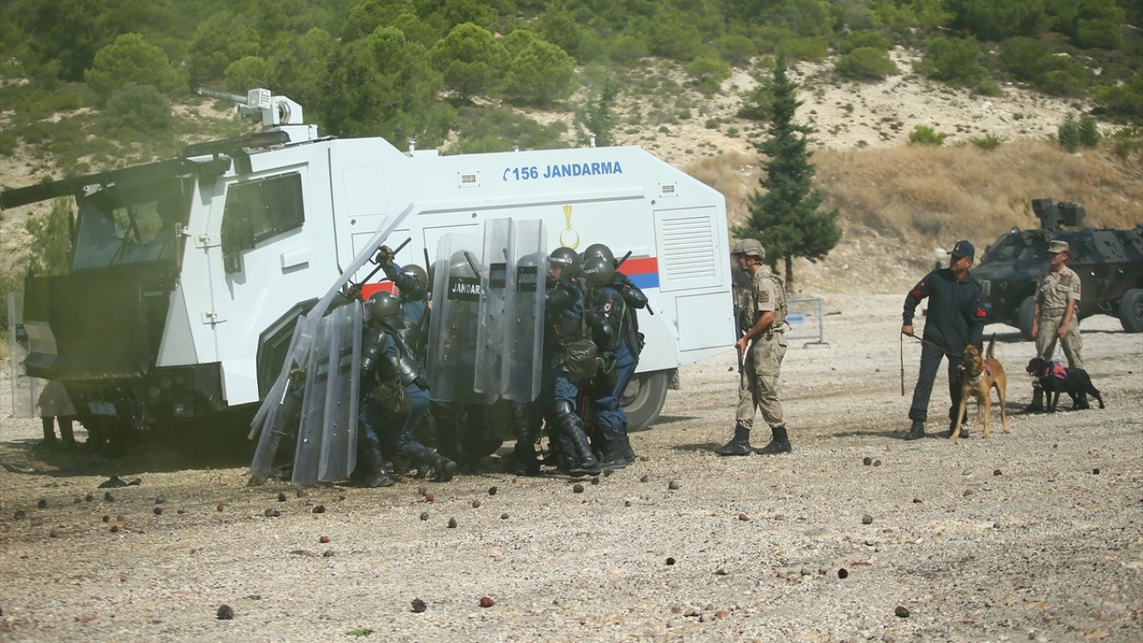 Jandarma Yüzbaşı Ümit Gezici de eğitimler kapsamında 15 kişilik Katarlı polis grubuna toplumsal olaylara müdahale kapsamında kurs verdiklerini dile getirdi.