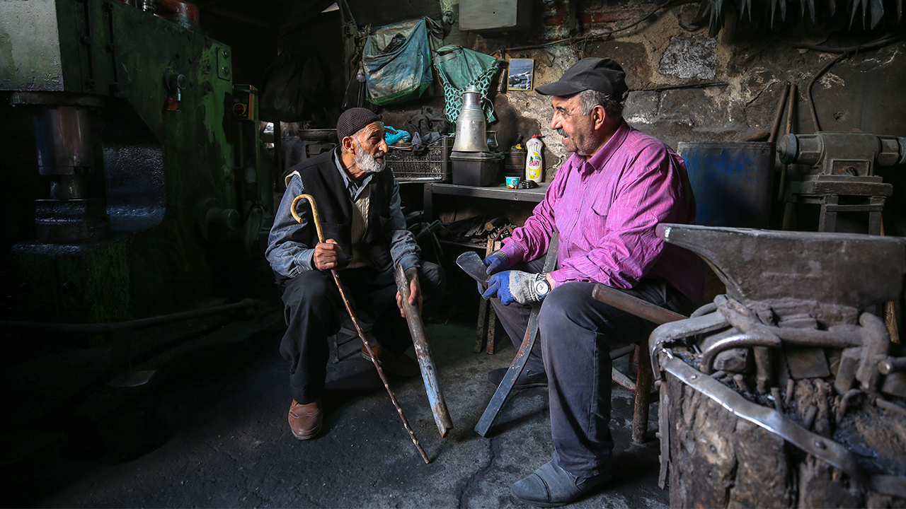 Çocukken başladığı demir sanatını öğrenmek için 10 yıl çıraklık 20 yıl da kalfalık yapan Bakır, daha sonra Şerefiye Camisi`nin yanındaki tarihi mekanda atölye açtı.