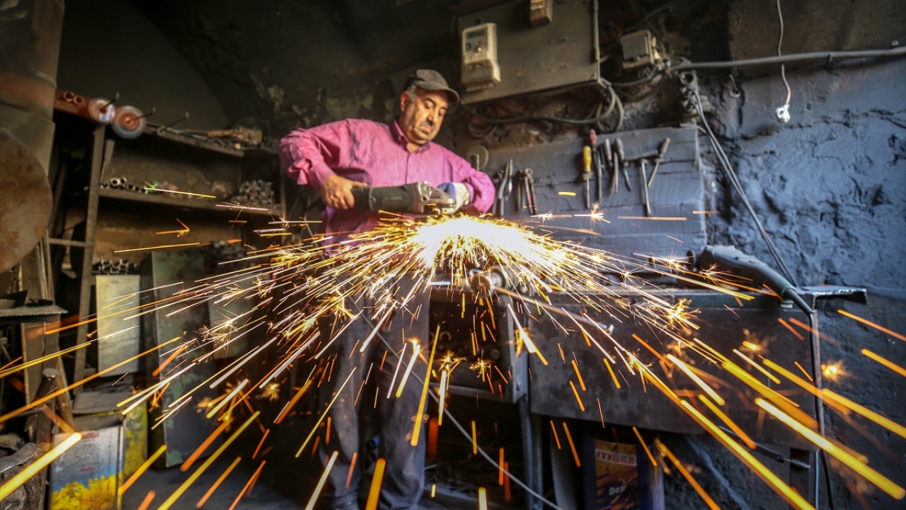 8 metrekarelik dükkanında 23 yıldır ısıttığı demirlere çekiç darbeleriyle şekil veren Bakır, ilerleyen yaşına rağmen unutulmaya yüz tutan mesleğini ilk günkü heyecanıyla yaşatmaya çalışıyor.