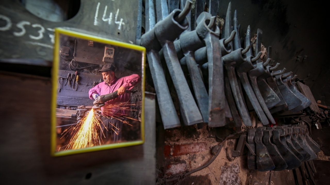 Dürüst esnaflığı ve azmiyle 4 yıl önce "Yılın Ahisi" seçilen Bakır, nasırlı ellerinden düşürmediği çekiciyle ham demiri balta, orak, sacayağı ve bazı tarım aletlerine dönüştürüyor.