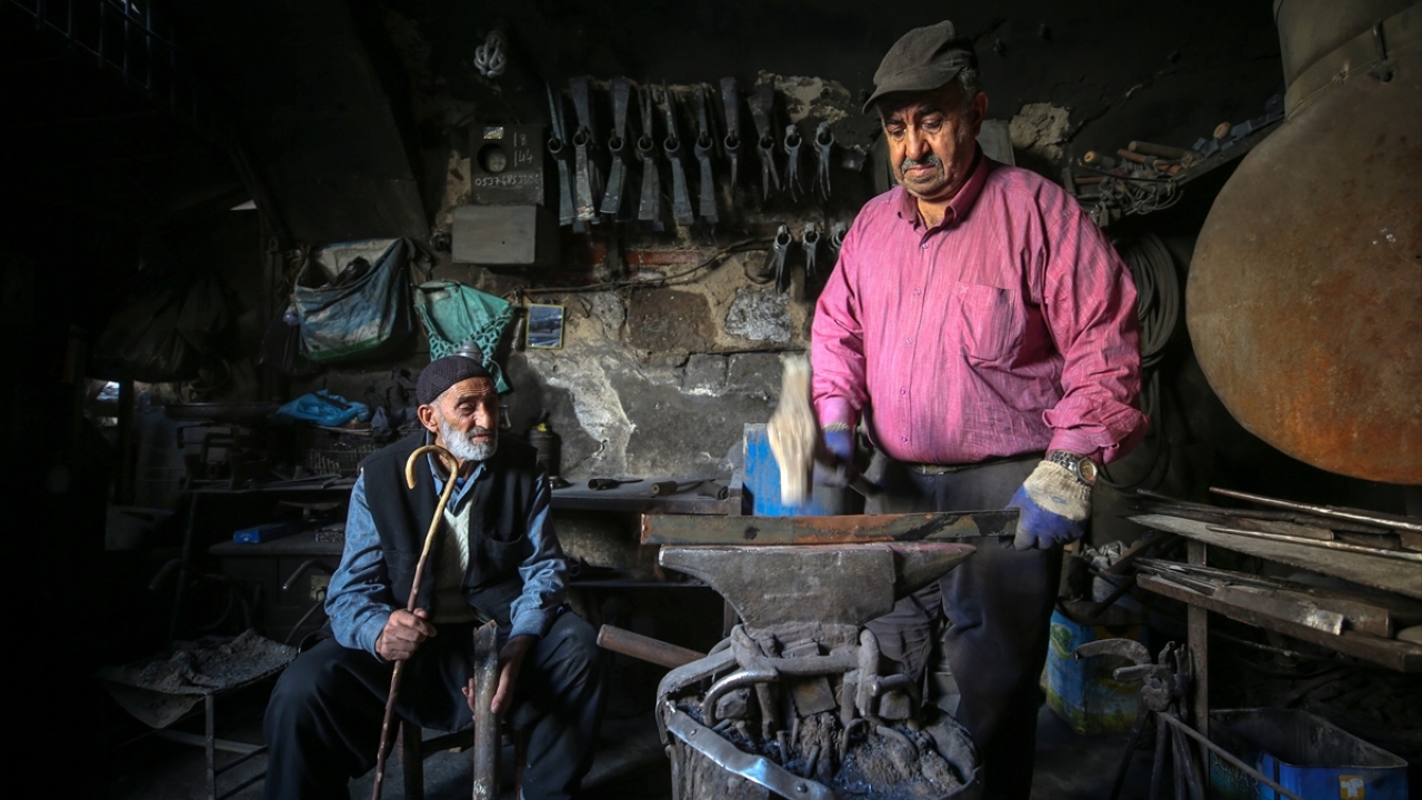 Demirciliğin geçmişin en gözde sanatlarından olduğunu aktaran Bakır, atölyede yaptığı ürünleri genellikle köylere gönderdiğini söyledi.