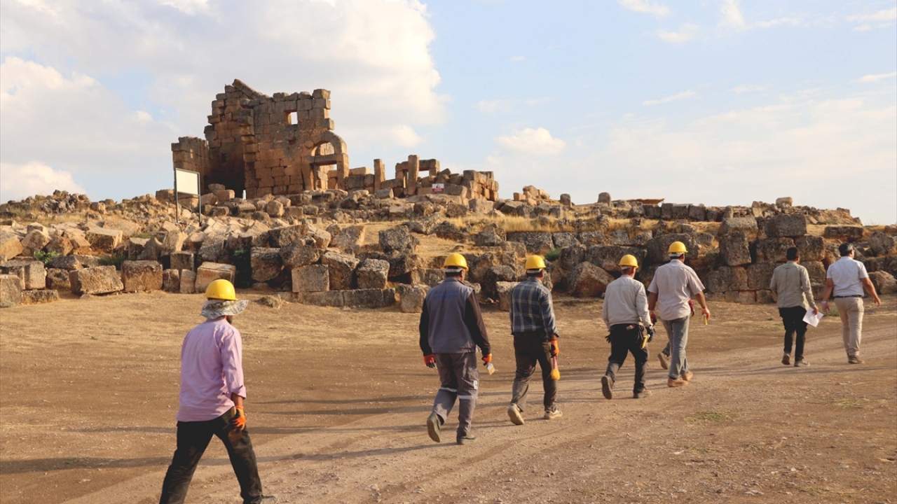 Bu yıl sürdürülen çalışmalarda, Roma dönemine ait bin 700 yıllık ve Mithras dinine ait yer altı tapınağının yakınındaki bölgede, 4 metre derinlikte, Asur dönemine ait olduğu tespit edilen 3 bin yıllık mühür bulundu.