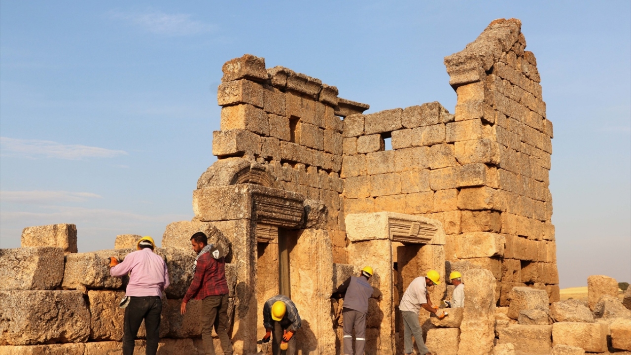 Mührün içinde ip geçecek bir delik olmasının, kullanan kişinin bunu boynuna astığını gösterdiğini belirten Coşkun, o dönemde mektup, tablet, belge ve eşya gönderilirken kilin onun üstüne bastırılarak mühürlendiğini ifade etti.