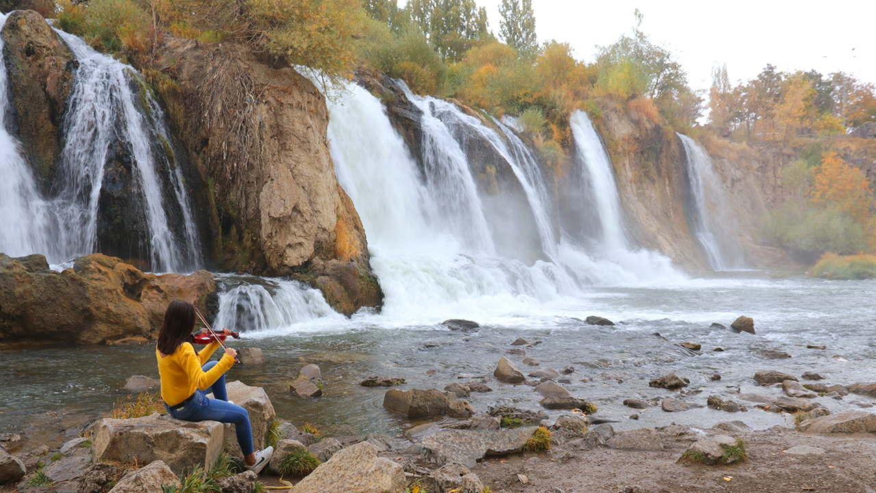 Bendimahi Çayı`nda bulunan ve bu mevsimde yağmurlarla debisi yükselen şelale, 20 metre yükseklikten akan coşkulu suyuyla seyrine doyumsuz bir görüntü oluşturuyor.