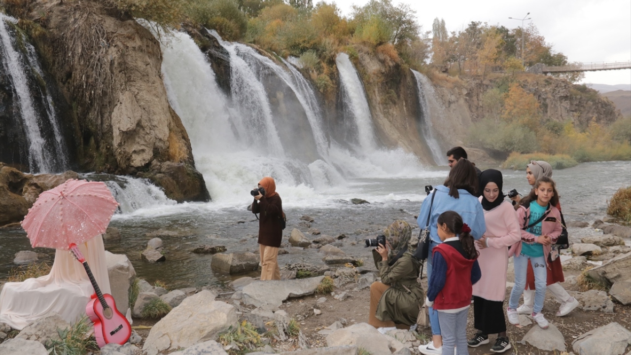 Doğayla iç içe zaman geçirmek isteyen ziyaretçilerin yanı sıra turistlerin de ilgi gösterdiği yerlerden biri olan şelale, yılın her döneminde yansıttığı farklı güzelliklerle hayranlık uyandırıyor.