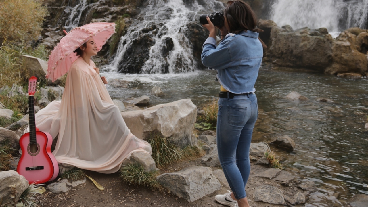 Sonbaharın tüm renklerinin bir arada görülebildiği şelaleye gelen fotoğraf tutkunları, yağlı boya tabloları aratmayan manzarayı fotoğraf kareleriyle ölümsüzleştiriyor. 