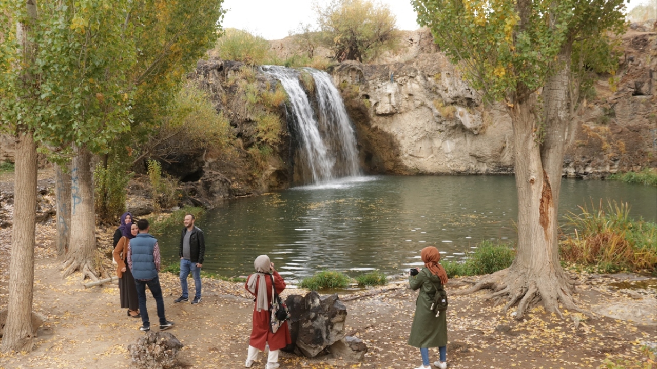 Halk Eğitim Merkezince açılan fotoğraf kursunda eğitim alan öğrenciler de şelalede fotoğraf çekerek derslerde öğrendikleri teknikleri uygulama imkanı buldu.
