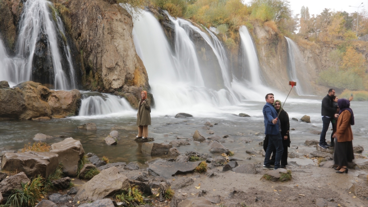 Kursiyerlerden Zafer Dedebali, kurslarda öğrendikleri teknikleri uygulayabilmek için şelaleyi tercih ettiklerini söyledi.