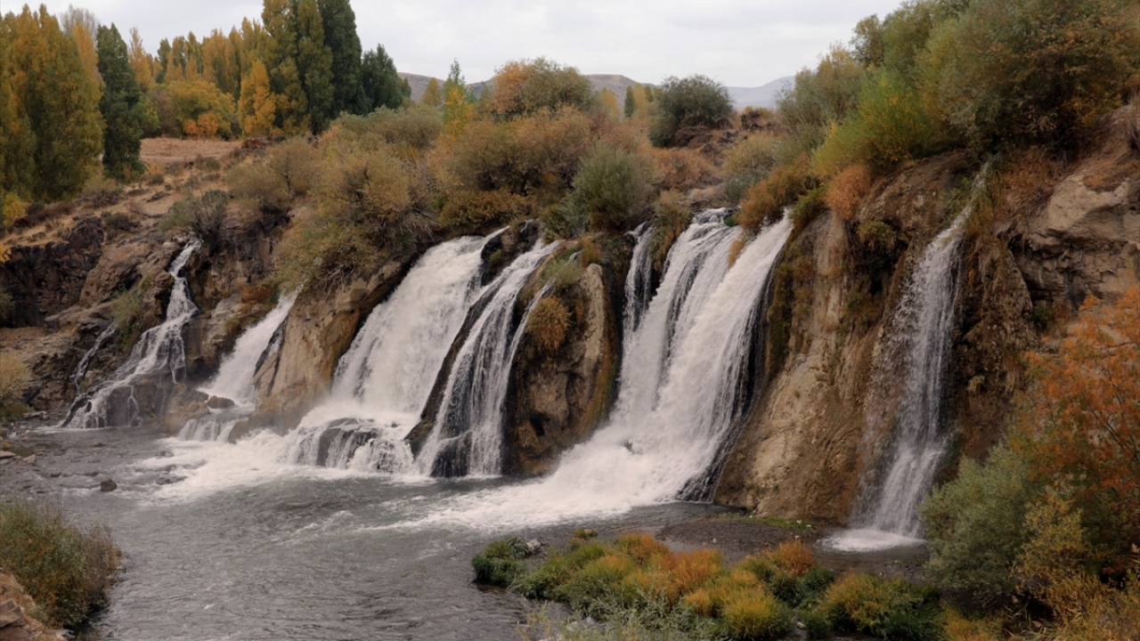 Şelaleye gezmeye gelenler de yaklaşık 50 metre uzunluktaki asma köprüden geçerek fotoğraf çektirdi.