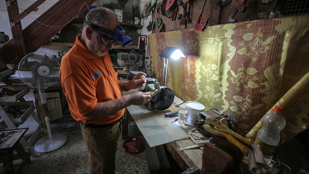 Gazze`nin güneyindeki Han Yunus kentinde yaşayan Ahmed`in oluşturduğu koleksiyonda yaklaşık 1,5 tonluk değerli taş bulunuyor.