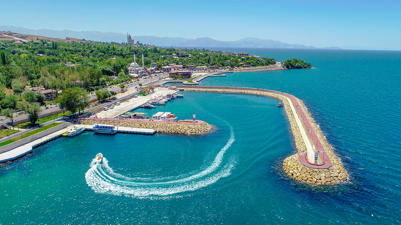 Evi ağır hasar gören ya da yıkılan vatandaşlara kalıcı konutlar sağlamak için temeli atılan binaların yapımı hava sıcaklığı sıfırın altında 30 dereceye kadar düşmesine rağmen aralıksız sürdü.