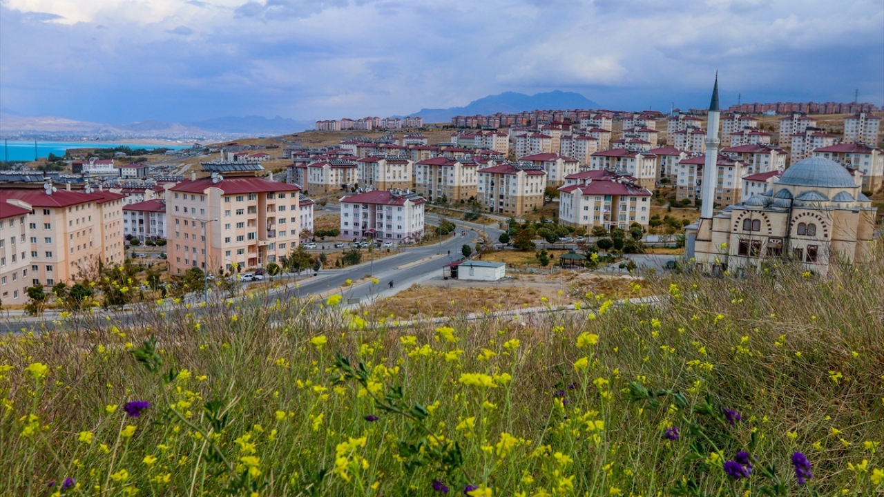 Göçlerle adeta "hayalet kent"e dönüşen Van`da, bir ay gibi kısa sürede depremzedeler için inşa edilecek konutların yapımına başlandı.