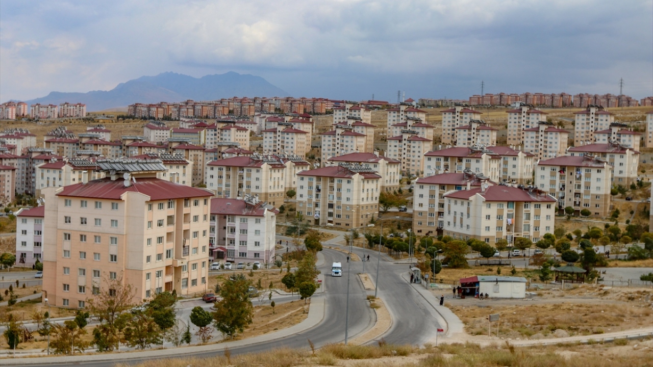 Depremin üzerinden geçen 8 yıllık süreçte 25 bin 170 konut tamamlanarak depremzedelere teslim edildi, 139 iş merkezi, 17 okul, 33 cami, 9 alışveriş merkezi ve 3 bin 194 ahır yapıldı.