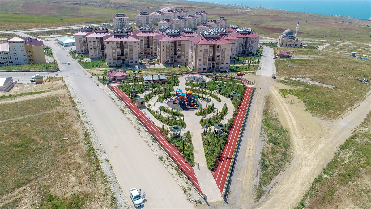 Van Valisi ve Büyükşehir Belediye Başkan Vekili Mehmet Emin Bilmez, yaptığı açıklamada, Van`ın deprem kuşağında yer aldığını anımsattı