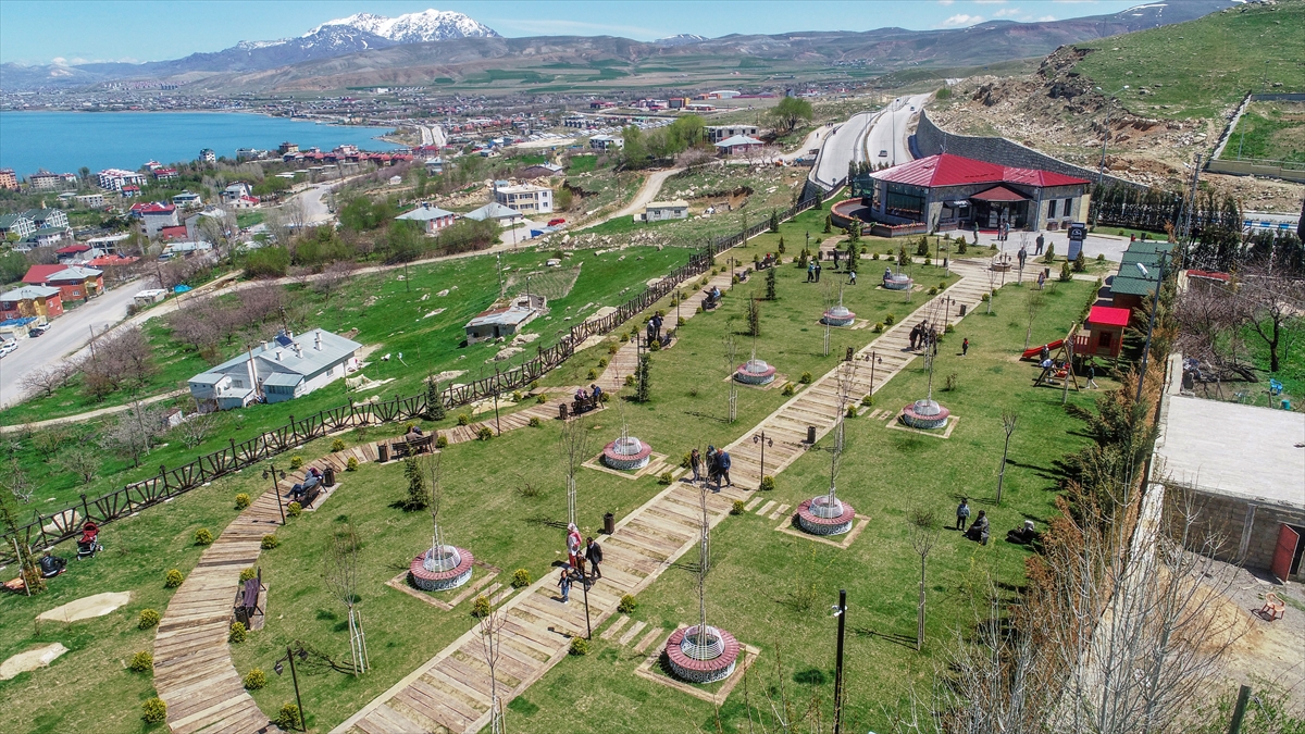Van Yüzüncü Yıl Üniversitesi (YYÜ) Afet Yönetimi ve Deprem Araştırma Merkezi Müdürü Doç. Dr. Azad Sağlam Selçuk ise aktif fay hatları üzerinde bulunan Van`da tarih boyunca büyük depremlerin yaşandığını belirtti.