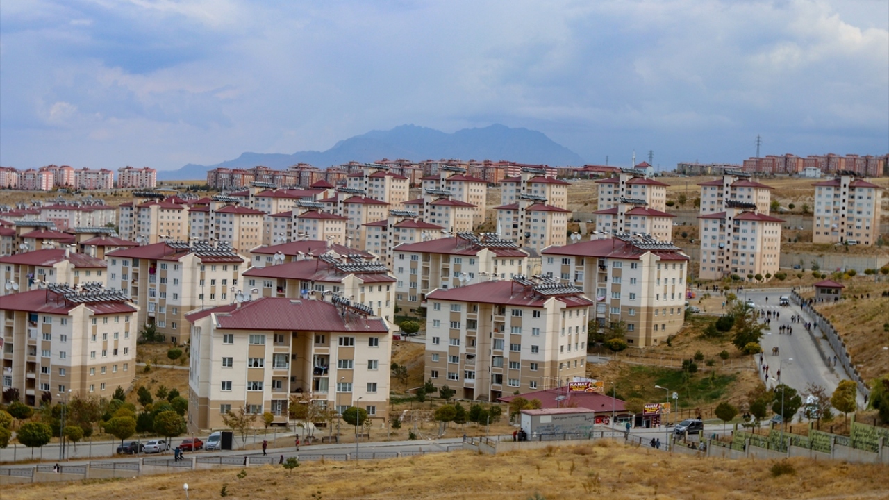 23 Ekim ile 9 Kasım`daki depremlerin ardından AFAD uzmanlarınca Van merkez, Erciş ve Edremit ilçeleri ile bağlı köylerde geniş kapsamlı hasar tespit çalışması yapıldı.