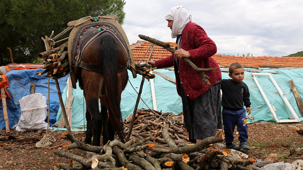 İkizce Mahallesi`nde yalnız yaşayan 70 yaşındaki 5 çocuk annesi Namalan, 20 yıl önce eşini kaybetti.