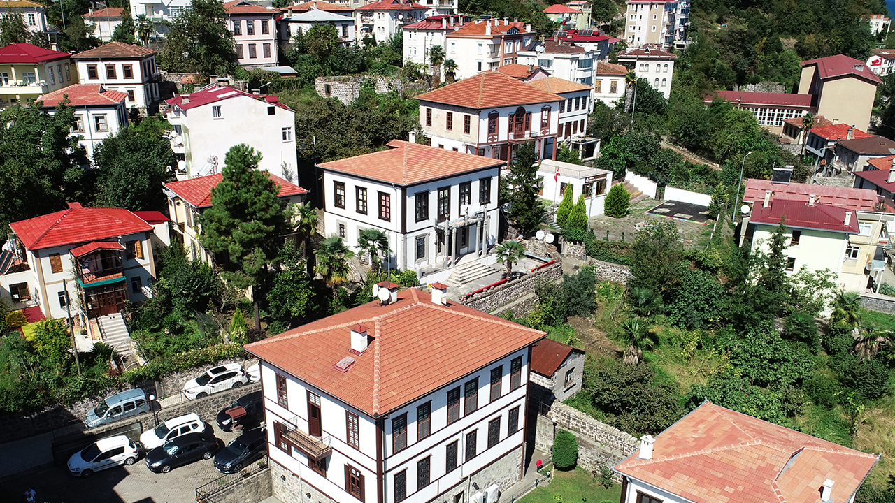 Kentte 19. yüzyılda fındık ticareti yapan gemilerle Fransa`nın Marsilya kentinden getirilen malzemelerin de kullanılmasıyla yapılan tarihi evlerde, İl Özel İdaresince yaklaşık 3 yıldır restorasyon çalışması yürütülüyor.