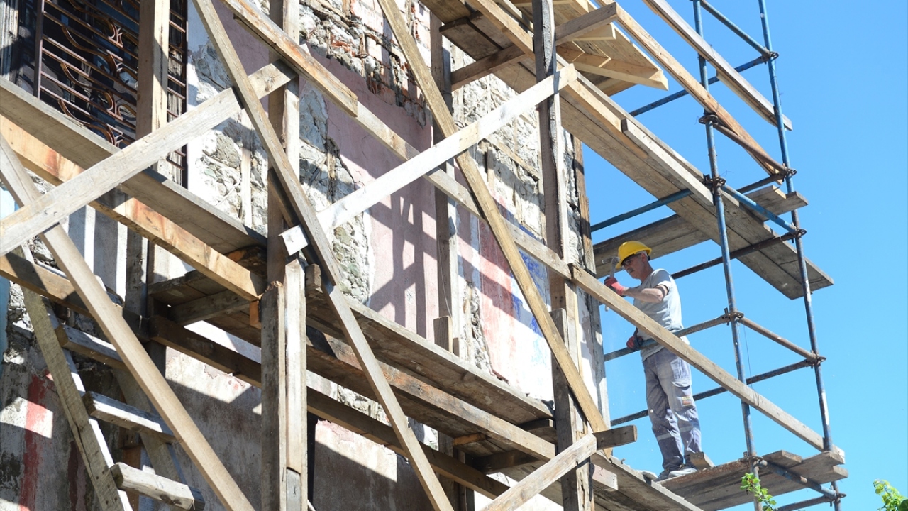 Son 3 yılda hem evlerin restorasyonu hem da sokak sağlıklaştırma çalışmalarının devam ettiğini belirten Sarıfakıoğulları, birinci etap çalışmalarda 12 evin restore edildiğini, 18 evin de basit onarımlarının gerçekleştirildiğini aktardı.