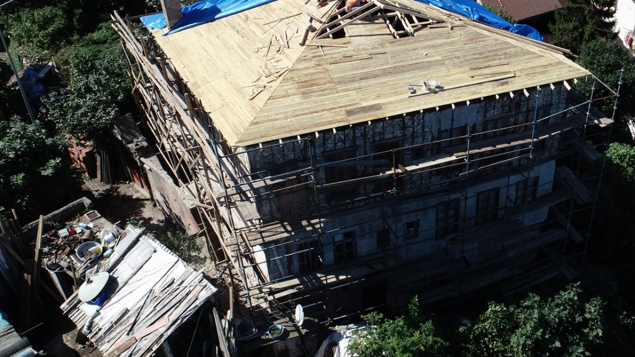 Çevre ve Şehircilik Bakanlığının desteğiyle 2 milyon 300 bin liralık kaynak tedarik ettiklerini anlatan Sarıfakıoğulları, bu kaynakla da Zeytinlik semtini ziyarete gelenlerin ağırlanacağı bir meydan oluşturmak istediklerini aktardı.