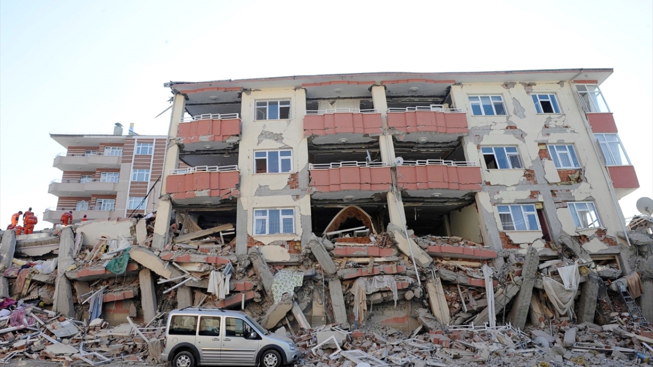 24 Ekim 2011`de depremin ardından birçok binada hasar meydana geldi. (Arşiv)