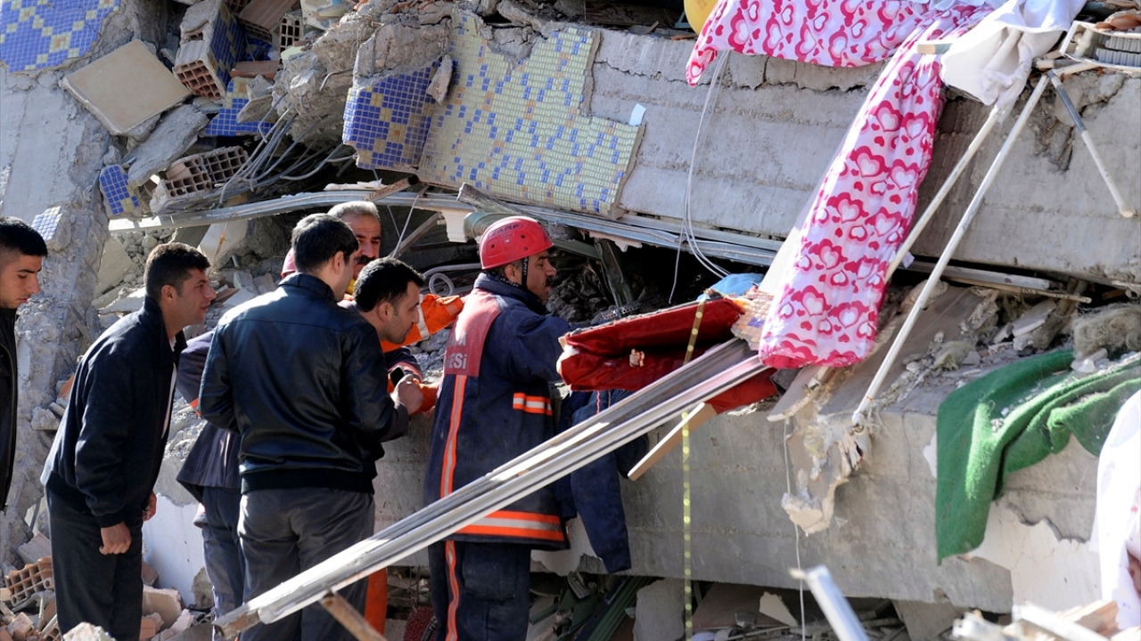 24 Ekim 2011`de depremde ciddi hasar gören Van`ın Erciş İlçesi`nde arama kurtarma çalışmaları aralıksız sürüyor. (Arşiv)