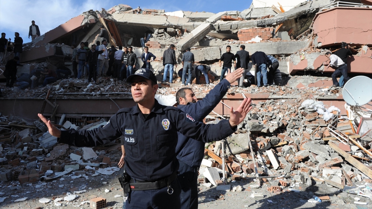 23 Ekim 2011`de Van`da Merkez ilceye bağlı Tabanlı Köyü merkezli deprem meydana geldi. (Arşiv)