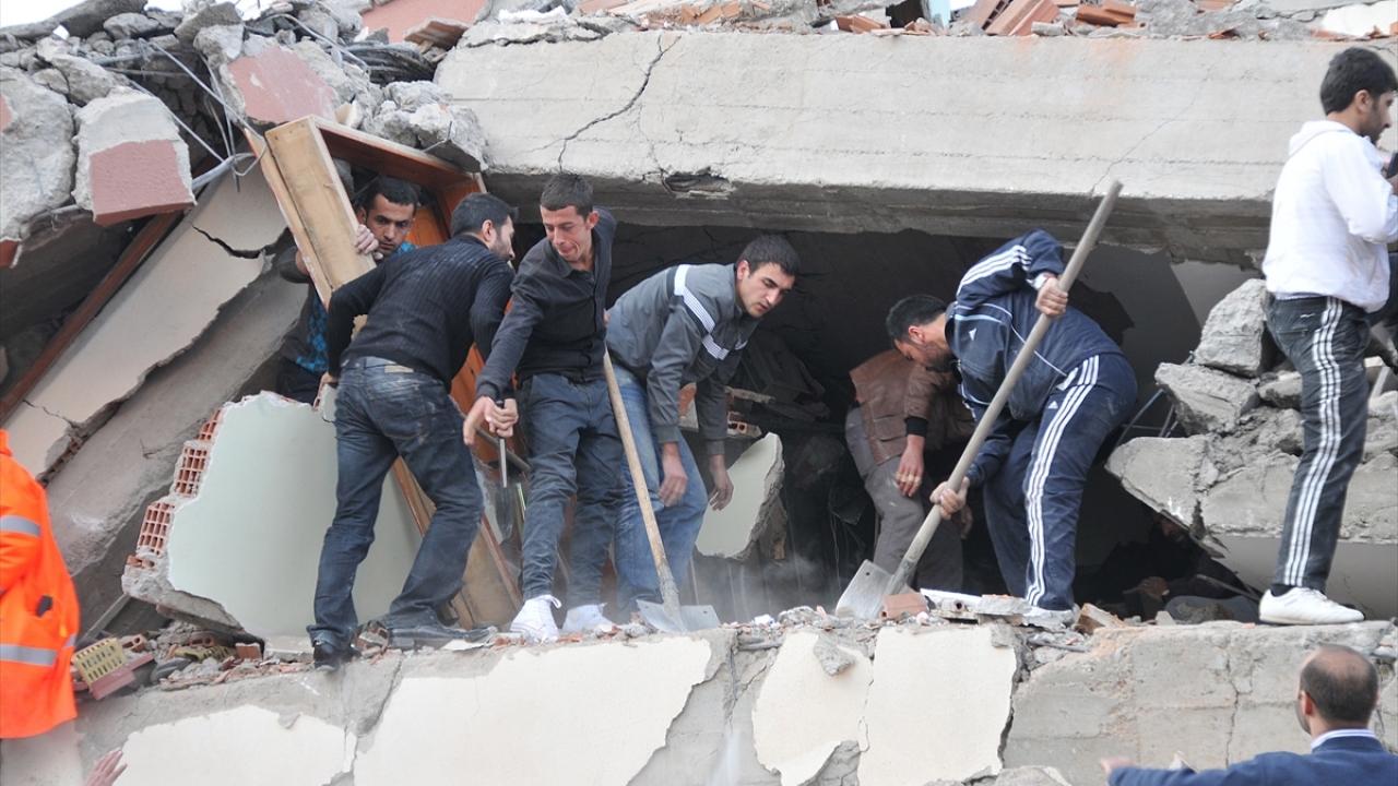 Arama kurtarma çalışmalarının daha hızlı yürütülmesi, yaralıların tedavilerinin aksamaması için kente 295 ambulans, 56 UMKE aracı, 6 ambulans helikopter, 2 ambulans uçak ile 2 bin 400 sağlık personeli sevk edildi. 