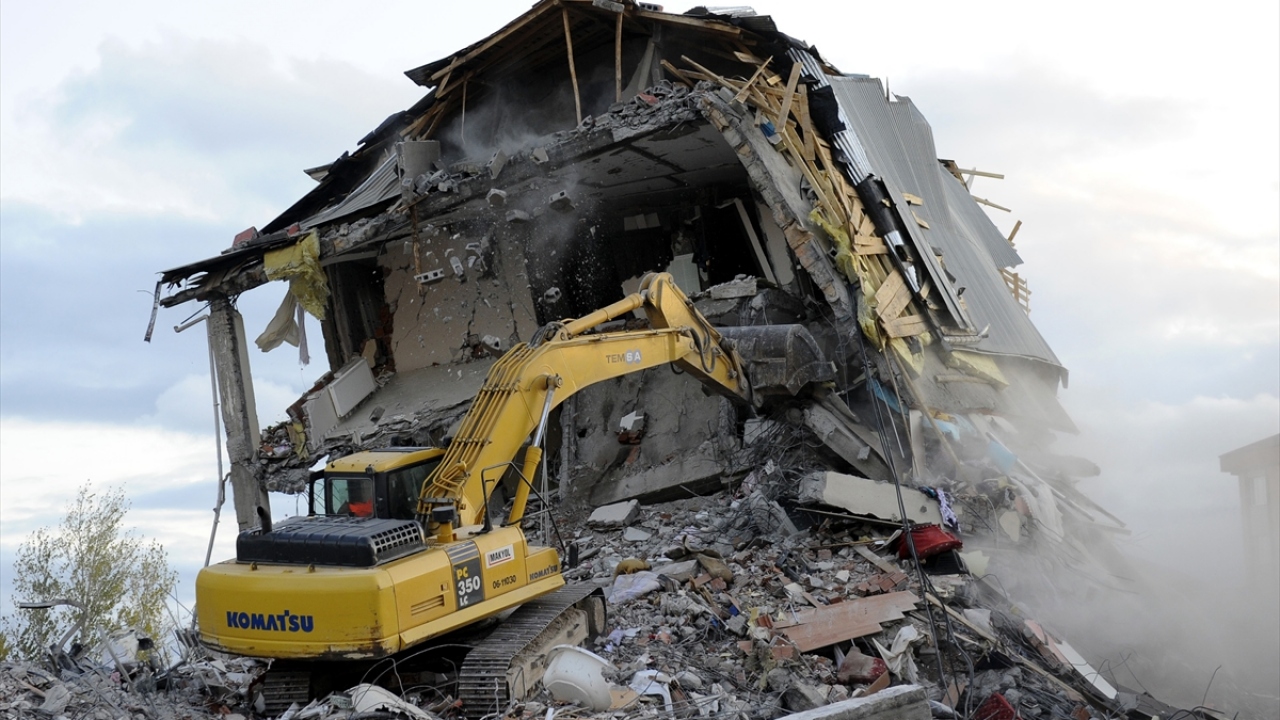 29 Ekim 2011`de depremin ardından Van`ın Erciş İlçesi`nde arama kurtarma faliyetinin bittiği enkazlarda yıkım çalışmaları başladı. (Arşiv)