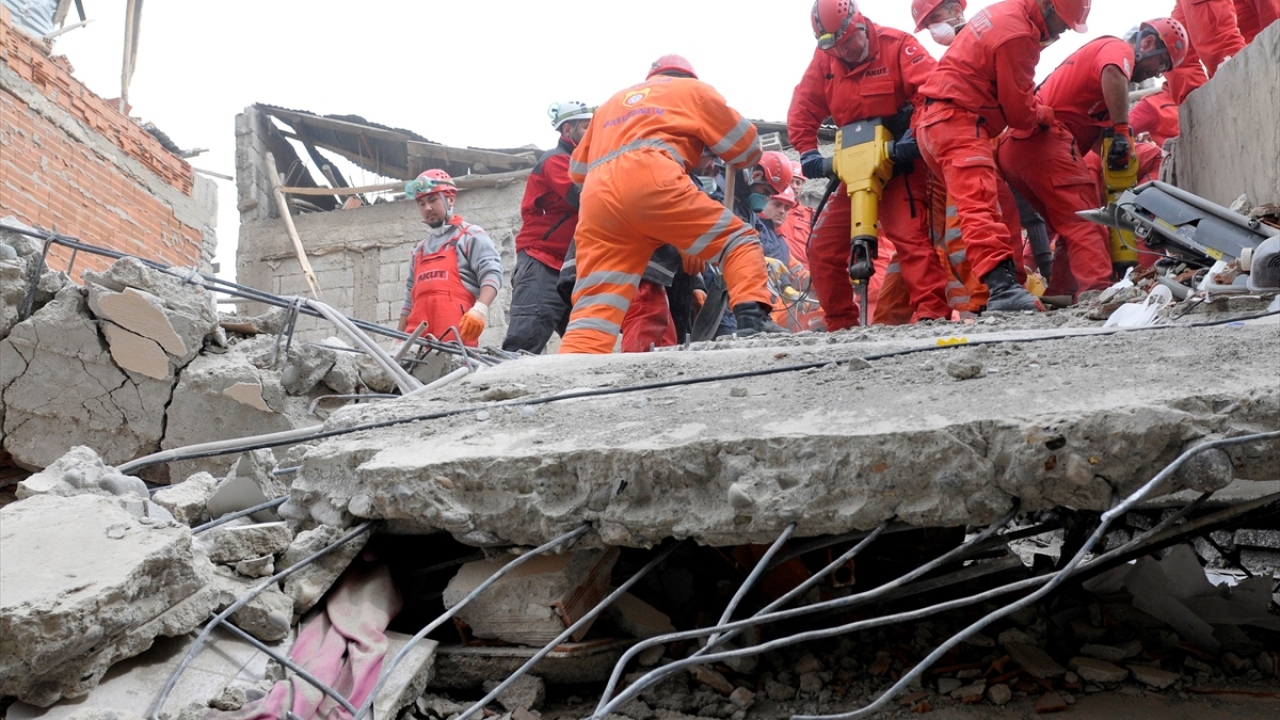 Depremin hemen ardından başlatılan çalışmalarda ilk 6 saatte 71 kurtarma ekibi çalışma yürütürken, daha sonra farklı illerden gelen 140 ekip, enkazda kalan insanları sağ çıkarmak için canla başla çalıştı. 