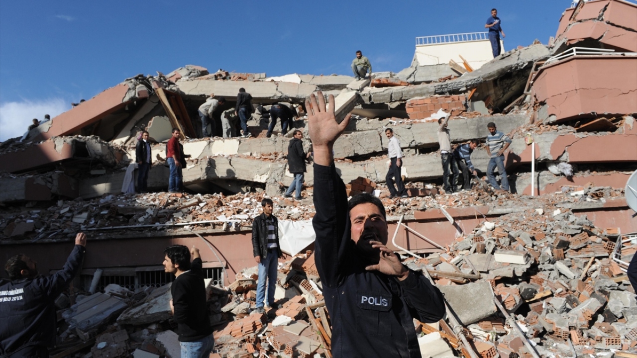 Saatler 13.41`i gösterdiği sırada yaşanan ve merkez üssü Tabanlı köyü olan 7,2 büyüklüğündeki deprem, 26 saniyede kent merkezi ile Erciş ilçesi ve birçok köyde yıkımın yaşanmasına neden oldu.