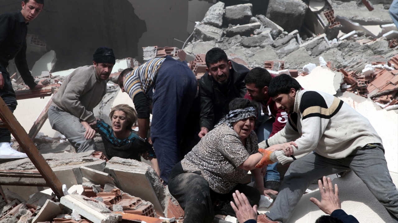 Yüzlerce bina ve evin yıkıldığı depremden hemen sonra arama kurtarma ekipleri ile vatandaşlar, enkaz altında kalanların kurtarılması için seferber oldu.