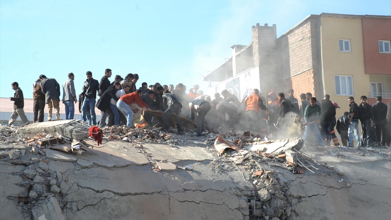 Arama kurtarma çalışmalarında özel eğitimli 42 köpek de yer aldı.