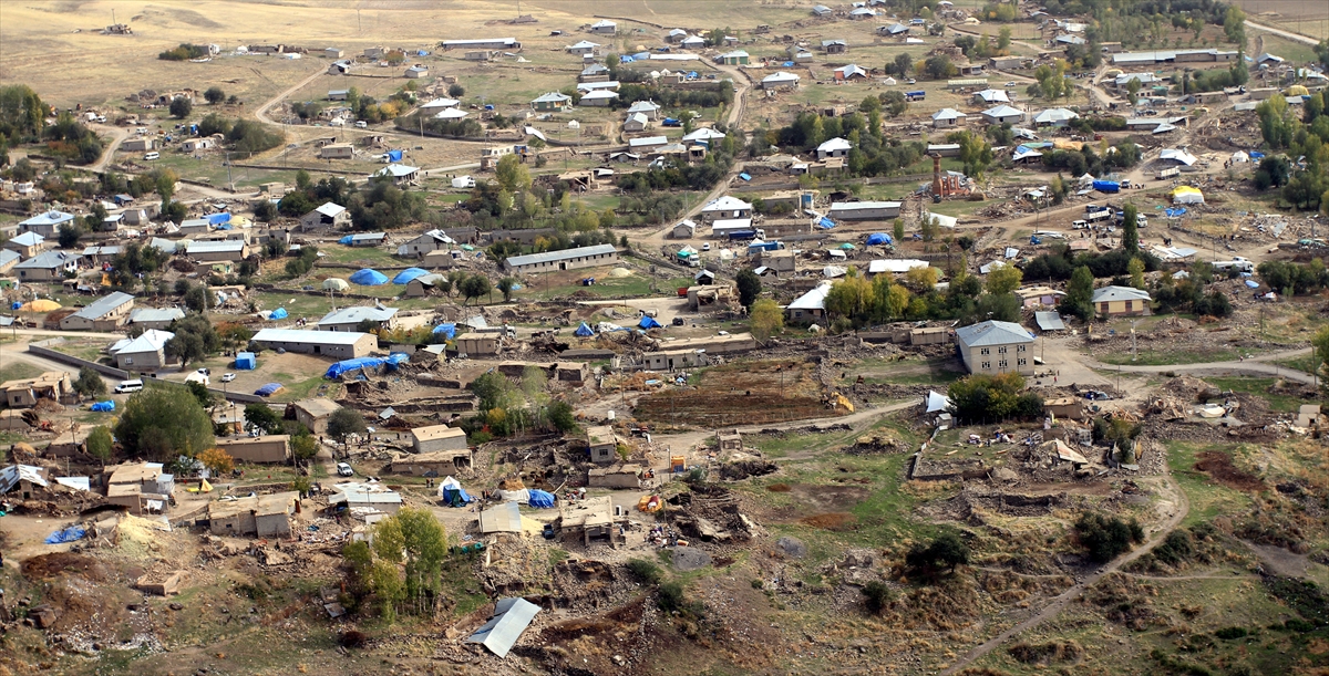 25 Ekim 2011`de depremin ardından Van merkeze bağlı Alaköy Köyünde yıkılan evler görülüyor. (Arşiv)